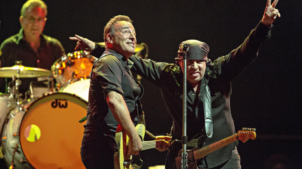 FULLT �S: Bruce Springsteen og hans E Street Band, med norgesvennen Little Steven som framtredende medlem. i Telenor Arena mandag kveld. Foto: Lars Eivind Bones / Dagbladet