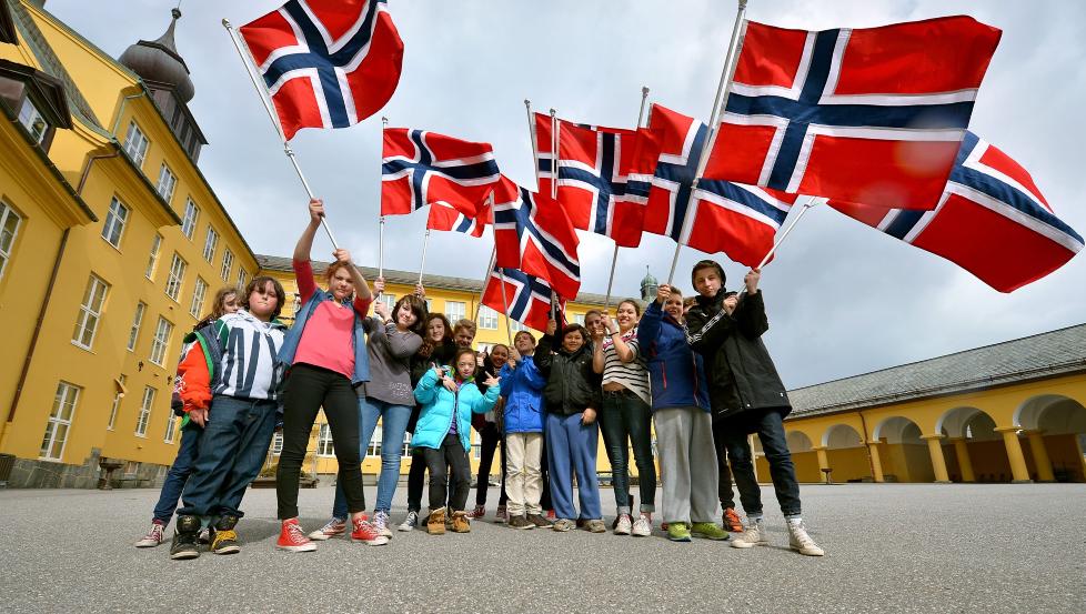 GODKJENT: Flaggborgen som Asp�y skole skal b�re f�rst i barnetoget p� 17. mai har nye, store, norske flagg. Her elever fra 7. klasse.
(Foto: June R. Johansen/Sunnm�rsposten)