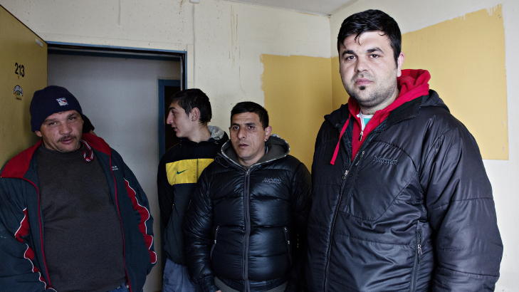 VIL FINNE NYTT STED: Talsmannen for Boligaksjonen Rom for leie, Mihai Negrea ( til h�yre), forteller at romfolket n� leter etter et nytt sted � bo. Foto: Nina Hansen / Dagbladet