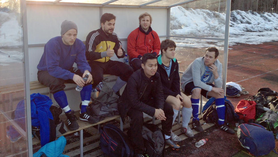  VENSTREBECK: At Magnus Carlsen har f�tt noen stjernehyllest p� sitt nye fotballag, avviser trener Andreas R�nningen Sandbu. Her er sjakkstjernen med lagkompisene p� Fream Famagusta. Foto: Privat