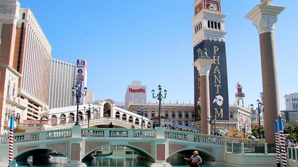 VENICE, VENEDIG, VENEZIA: Flere forlag satser p� nyoversatte klassikere - blant annet har Per Quale f�tt gi ut to nye Thomas Mann-oversettelser. I den siste har �D�den i Venedig� blitt til �D�den i Venezia�. Men Mann har ikke blitt utsatt for noe sammenlignet med byen Venezia, her gjengitt i tam og gjennomkommersialisert kopi p� The Venetian i Las Vegas. Foto: Kirsten Buzzi.