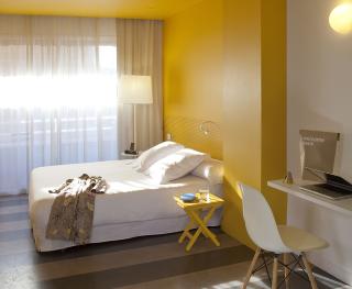 FRESHT: Rommet er billig, men komforten hos kjeden Chic&Basic er det ikke noe � si p�. Dette rommet finner du langs hovedgata Ramblas i Barcelona. Foto: CHIC&BASIC