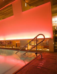 - Leverer ut n�kkelen med den ene h�nda og skjenker �l med den andre