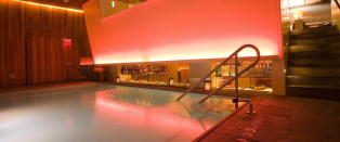 - Leverer ut n�kkelen med den ene h�nda og skjenker �l med den andre