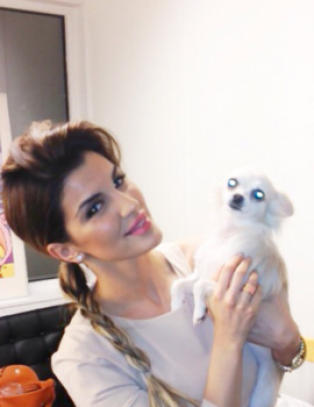 Aylar Lie tar i bruk klarsynte for � finne chihuahuaen sin