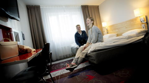 LAVPRIS: Den store trenden ute i verden er hoteller strippet for alle fordyrende tjenester. Silje og Marlene Nordeng Andersen kom med toget fra Mosj�en til dette hotellrommet til 660 kroner p� Petter Stordalens lavprishotell, Comfort Hotel Xpress i Oslo. Foto: ANITA ARNTZEN