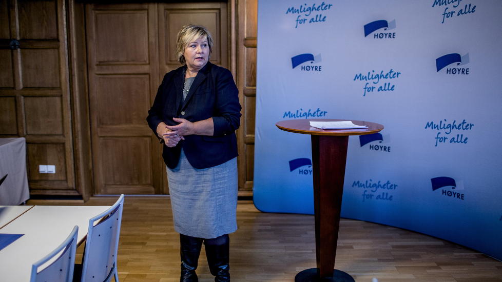 BOMSIKKER: H�yre-leder Erna Solberg synes det er uproblematisk at H�yres stortingsrepresentant �ivind Halleraker har sittet i det hun kaller en felleseuropeisk interesseorganisasjon for bomselskaper. Foto: Stian Lysberg Solum / NTB scanpix