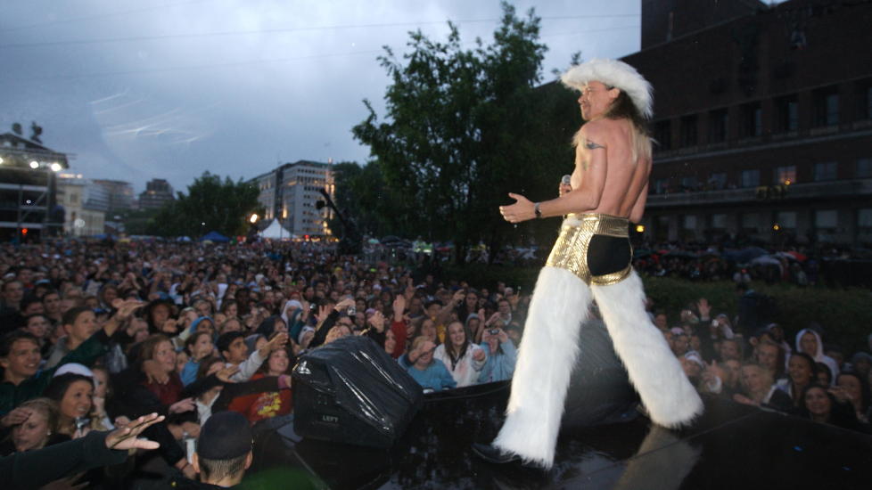 HILSER VELKOMMEN: Rockeren Dag Ingebrigtsen er to ganger blitt utsatt for tyveri av musikkutstyr. Han hilser et musikkinstrumentregistret instreg.no velkommen &mdash; i aksjon fra en The Kids-konsert. Foto: Eirik Helland Urke