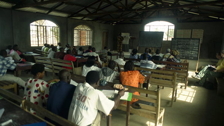 FRIVILLIG:  � reise dypere kan v�re � gj�re en frivillig innsats, for eksempel � undervise. Illustrasjonsbilde fra Sierra Leone. Foto: ANDERS S�THER