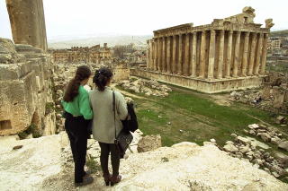 DYPDYKK: Stadig flere vil l�re om kulturen og gjerne bidra. Sp�rsm�let er ikke lenger �hva kan reisem�let gj�re for meg�, men �hva kan jeg gj�re for reisem�let�. Her turister ved de romerske tempelruinene i Baalbek i Libanon. Foto: JACQUES HVISTENDAHL