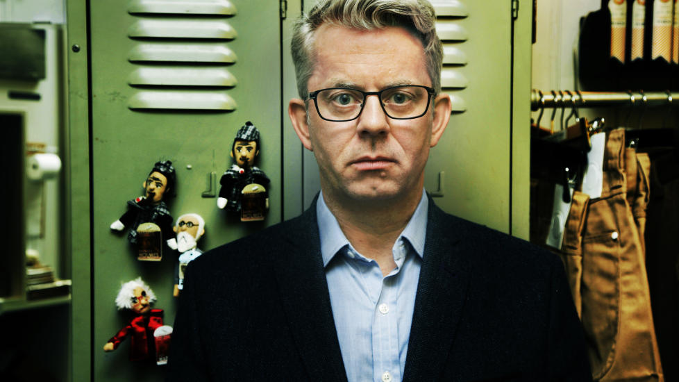 RIM-SMED:  Knut N�rum har tatt for seg norske kjendiser innen politikk og underholdning, og skrevet dikt om dem. Selv kaller han seg en rim-smed, og tror ingen blir forn�rmet.  Foto: Steinar Buholm / Dagbladet.