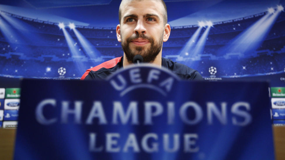 BARNETRO: Gerard Pique sier Barcelona kan h�pe og tro som barn f�r returkampen mot Bayern i morgen kveld. Det tyske laget leder 4-0 fra f�rste oppgj�r. Foto: Albert Gea, Reuters / NTB Scanpix