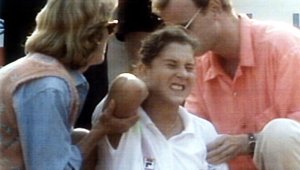 SMERTEFULLT:  Her er Monica Seles fotografert rett etter knivangrepet. Hun vrir seg i smerte. FOTO: NTB SCANPIX