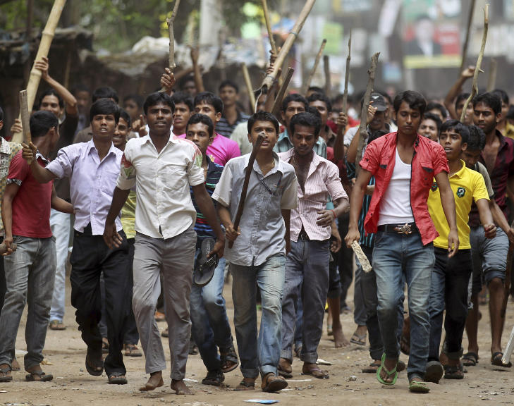 MOBBEN SAMLES: Demonstranter i Dhaka organiserer v�pnede mobber som forlanger d�dsstraff for de som utpekes som ansvarlige for bygningskollapsen. Foto: Wong Maye-E/AP