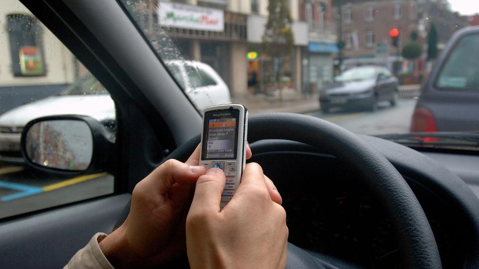 LABBENE P� RATTET, TAKK: Ingen tekstmeldinger, oppdatering av Facebook-statuser eller knipsing av bilder mens man kj�rer, noe som faktisk er ganske utbredt i dag.