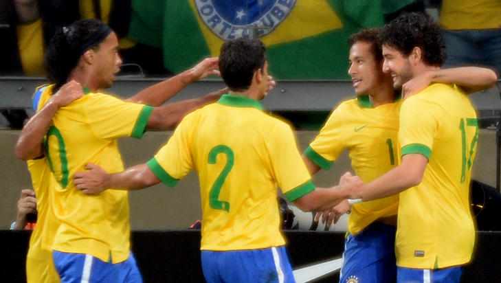 IKKE VM-FAVORITTER:  Brasil spilte 2-2 i en treningskamp mot Chile 24. april. Entusiasmen rundt landslaget er liten. Helt til venstre: Den tidligere storspilleren Ronaldinho. FOTO: NTB SCANPIX