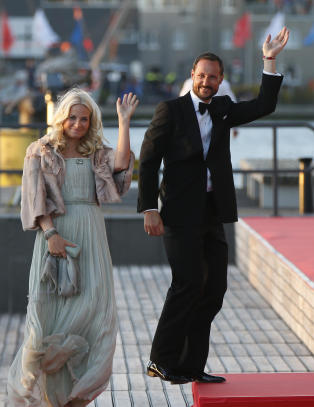 Slik feires det nye kongeparet