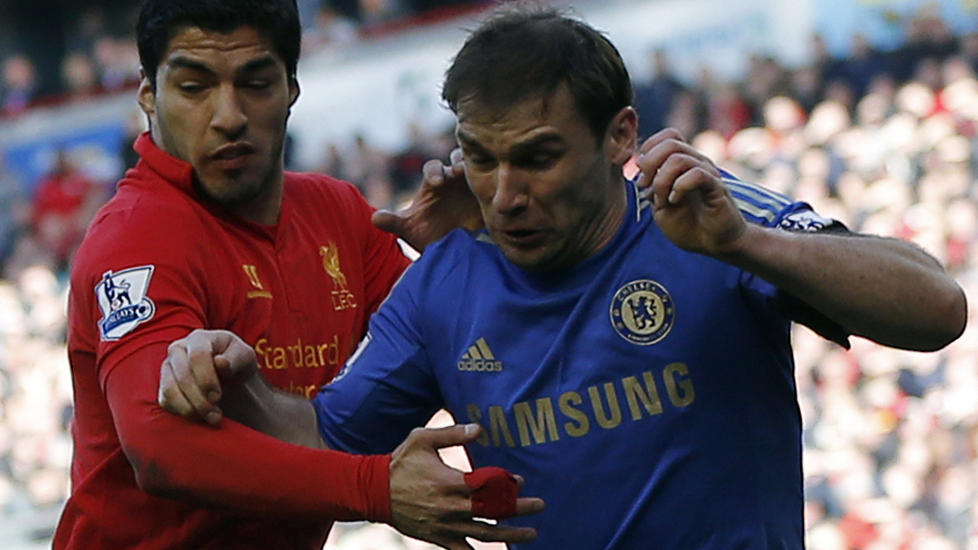 SJOKKERT: Branislav Ivanovic sier at han var i sjokk da Luis Suarez beit ham i armen. Foto: REUTERS/Phil Noble/NTB scanpix