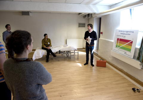 LEDER KURSENE:  - Vi har ukentlige samhandlings�velser, sier Mathias van der Harst, som er ansvarlig for voldskurset. Han mener bruken av tvang ofte kan komme av at personalet som skal h�ndtrere voldelige pasienter er utrygge i jobben.  
 Foto: �istein Norum Monsen / DAGBLADET