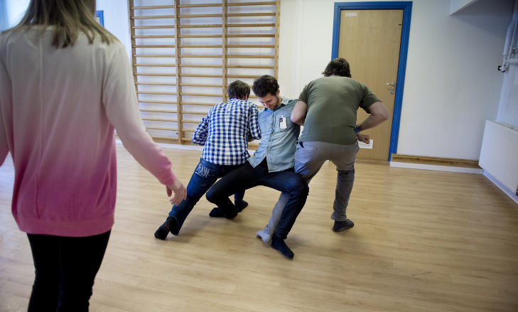 KRAFT: Til tross for at dette bare er en �velse, m� det mye kraft til for � legge personen i bakken.  Foto: �istein Norum Monsen / DAGBLADET