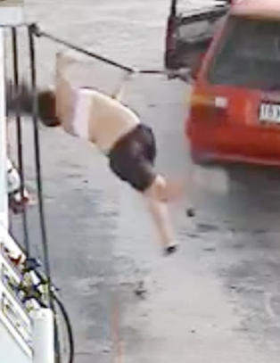Her glemmer han at søstera står og fyller bensin