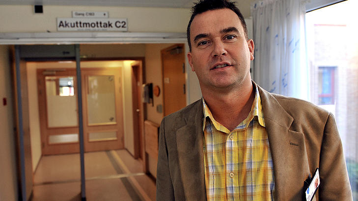 STUDIE OM TVANG: Avdelingsoverlege ved psykiatrisk divisjon ved Stavanger Universitetssjukehus, Kjetil Hustoft, har bidratt til � utarbeide studien �Multisenterstudien for Akutt Psykiatri� (MAP). Forskerne har sett p� til sammen 3326 akuttinnleggelser i Norge. - Det som mest sannsynlig medf�rer en tvangsinnleggelse i norske akuttpsykiatriske enheter er blant annet at pasienten bodde ikke i egen eiet leilighet/hus, hadde h�y scoring p� aggresjonssymptomer, hallusinasjoner eller vrangforestillinger, og hadde kontakt med legevakt i l�pet av de siste 48 timer f�r innleggelse, sier konstituert sjeflege Kjetil Hustoft ved Stavanger Universitetssjukehus, Psykiatrisk divisjon. Foto. Privat