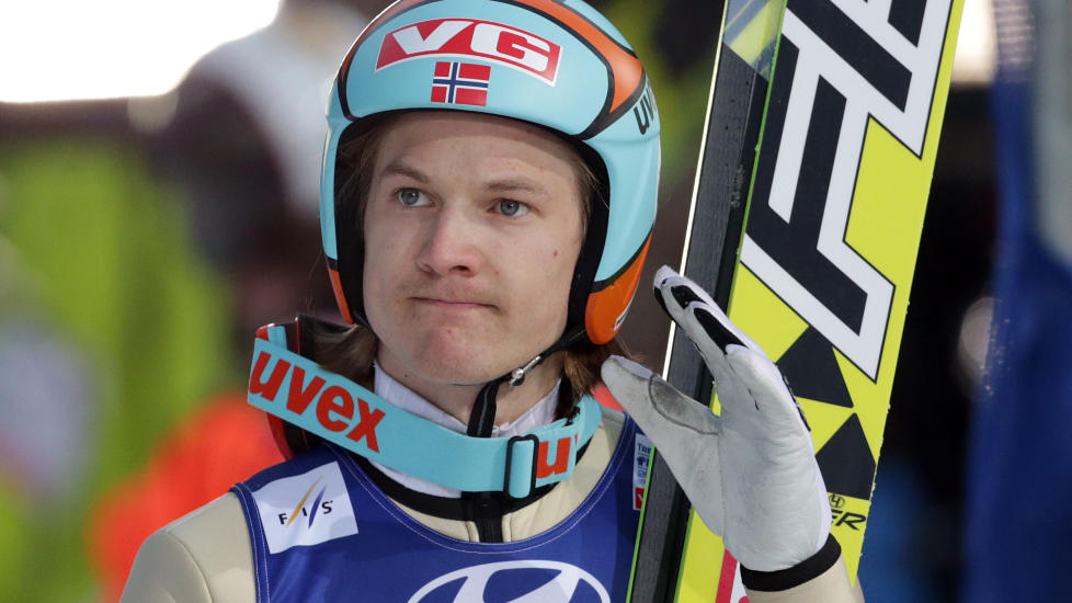 POPUL�R:  Tom Hilde liker � holde fansen oppdatert om livet som hopper. Han hadde ikke altfor mye � juble for forrige sesong. Foto: NTB Scanpix