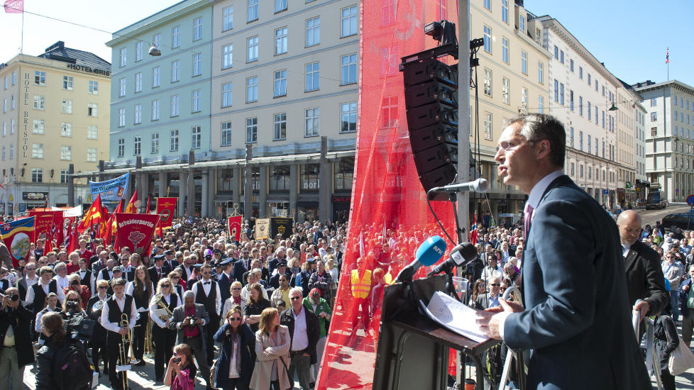 IKKE �GRATIS�: �Nesten alt vi nyter godt av i dag av rettigheter og velferdsgoder har blitt til ved politisk kamp�, skriver Snorre Valen. Her taler statsminister Jens Stoltenberg i Bergen under fjor�rets markering. 
Foto: Marit Hommedal / NTB Scanpix