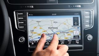 NYTT SYSTEM: Betjeningslogikken minner om m�ten en bruker en smarttelefon p�, med pekefingeren flytter du deg rundt. Vi synes imidlertid den reagerer tregt. FOTO: VW