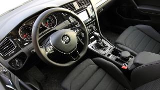 GOD OVERSIKT: Du har glimrende oversikt fra f�rerplassen, uten et hav av dashbord f�r du kan skue ut over panseret. Den opplevde kvaliteten er sv�rt fin i Highline-versjon, og betjeningskonseptene gode. FOTO: Egil Nordlien, HM Foto