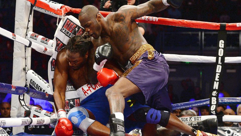 GA SEG ETTER TAP: Audley Harrison (t.v) m�tte gi tapt mot Deontay Wilder. Etter kampen la Harrison hanskene p� hylla. Foto: AFP PHOTO/ANDREW YATES/NTB scanpix