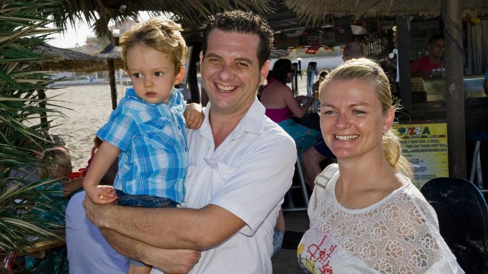 P� BAR OM KVELDEN: I Spania er det helt normalt � la sm� barn v�re opp langt utover kvelden. Melanie Bayer Wagner og Sergio Andreu Gonzalez koser seg med Adri�n Andreu Bayer (2) p� bar i Costa Blanca i Spania.. FOTO: Sjur Frimand-Anda