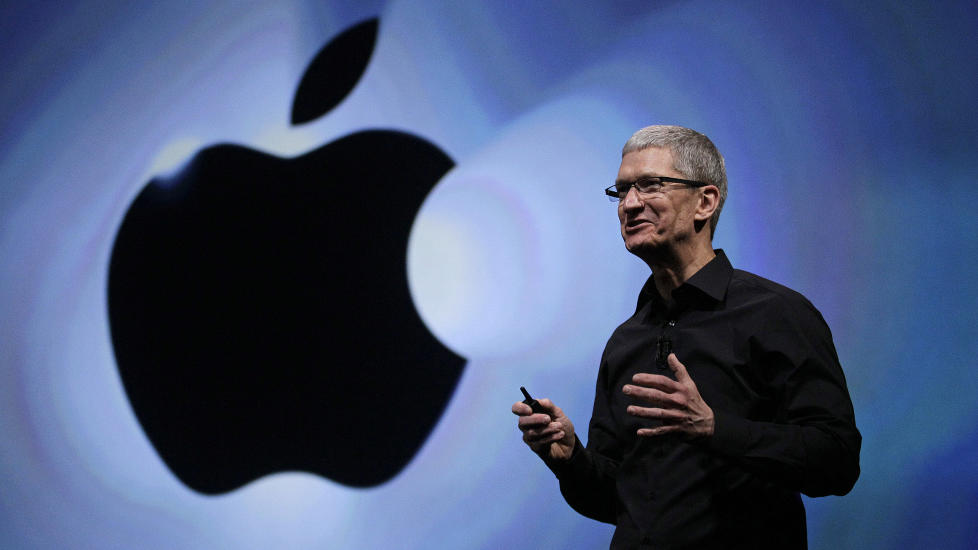 SKATTEMOTIVERT: Apple-sjefen Tim Cook er stinn av penger, men m� likevel l�ne milliarder.  (AP Photo/Eric Risberg)