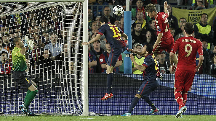 H�YERE: Bayern M�nchens Thomas M�ller sl�r Marc Bartra og Adriano i lufta og nikker forbi Victor Vald�s. M�let s�rget for 3-0-seier til Bayern p� Camp Nou - 7-0 sammenlagt over to kamper. Foto: Andres Kudacki, AP / NTB Scanpix