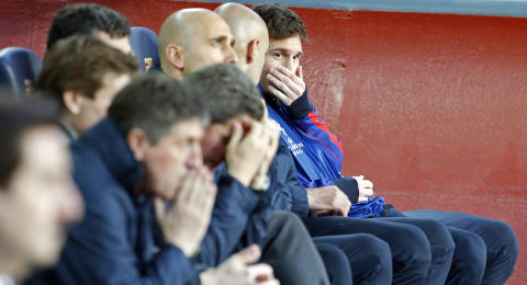 BLE SITTENDE: Lionel Messi (t.h.) satt p� benken hele kampen. Foto: Sergio Perez, Reuters / NTB Scanpix