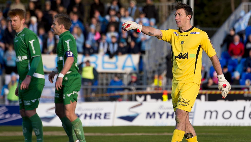  TIL VELEDIGHET:  H�nefoss-keeper Steve Clark ilegges en bot p� 20.000 av klubben, etter usportslig opptreden under cupkampen mot Birkebeineren. Foto: Kent Skibstad / NTB scanpix