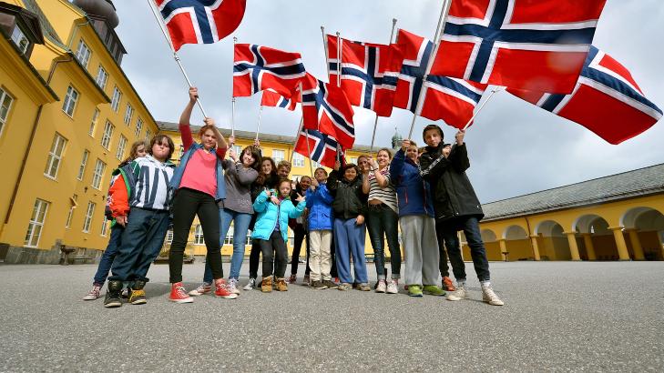 FLAGGBORG: Elevene ved �rverdige Asp�y skole feirer 90-�rsjubileum. I den anledning skal elevene danne flaggborg med splitter nye norske flagg i �rets 17.mai-tog. Foto: JUNE R.JOHANSEN/SUNNM�RSPOSTEN