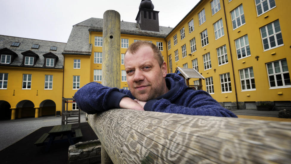 VEMMES: Bystyrerepresentant i �lesund, Sindre Nakken (Ap) st�r i plana til Asp�y skole og vemmes over debatten over noen tegnede papirflagg.
-Denne byen er tufta p� handel og vandel med mennesker fra alle verdens himmelstr�k, og vi er ikke rasister, sier han.
Foto:FRIDGEIR WALDERHAUG / Dagbladet