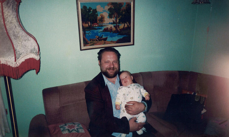 FAMILIEKJ�R: Ivar Kjell Granberg var sv�rt knyttet til familien sin. Her er han avbildet med Sebastian, s�nnen til s�steren Gunn-Karin Lorentsen som i dag er 17 �r, i 1996. Foto: Privat