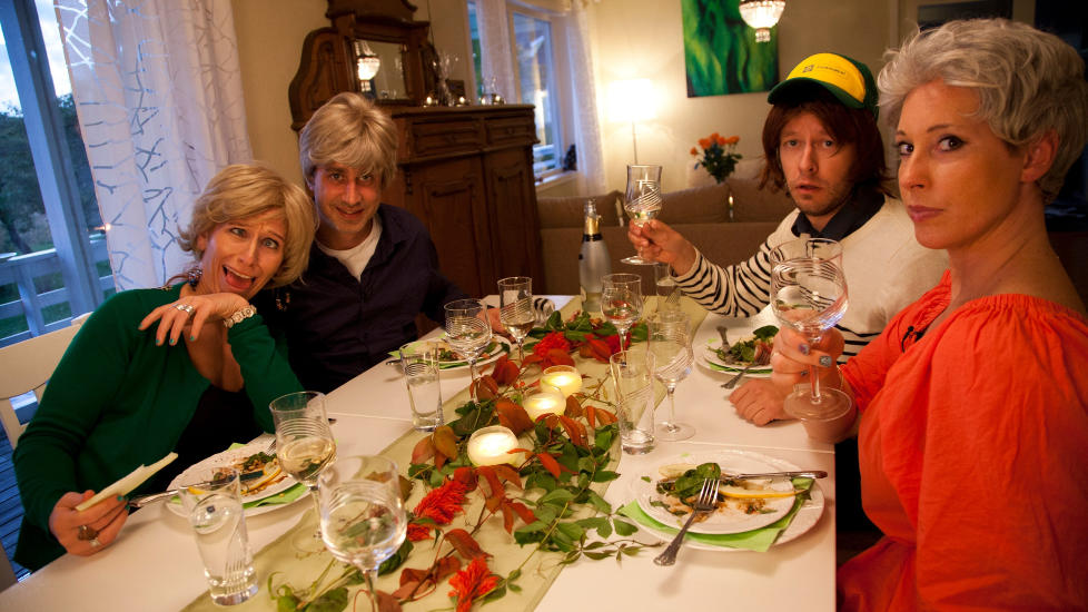HVEM ER DETTE? En tidligere fotballspiller, en frisbeeut�ver, en nettredakt�r og P4-programleder kastet glans over den 52. episoden av TVNorges �Fire stjerners middag�. Fra venstre Lise Klaveness, Sune Wentzel, Christopher Sjuve og vertinne Lise Askvik. Anders Hatlos sarkasmer var ikke til stede da bildet ble tatt. Foto: Jeton Kacaniku / TVNorge