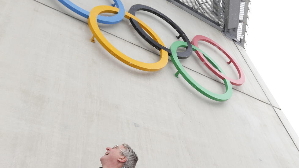 FORSKUTTERER: Oslos ordf�rer Fabian Stang avduket i vinter OL-ringene p� Holmenkollbakken. Ringene er er et minne om OL i Oslo 1952. 
Foto: Terje Bendiksby / NTB scanpix