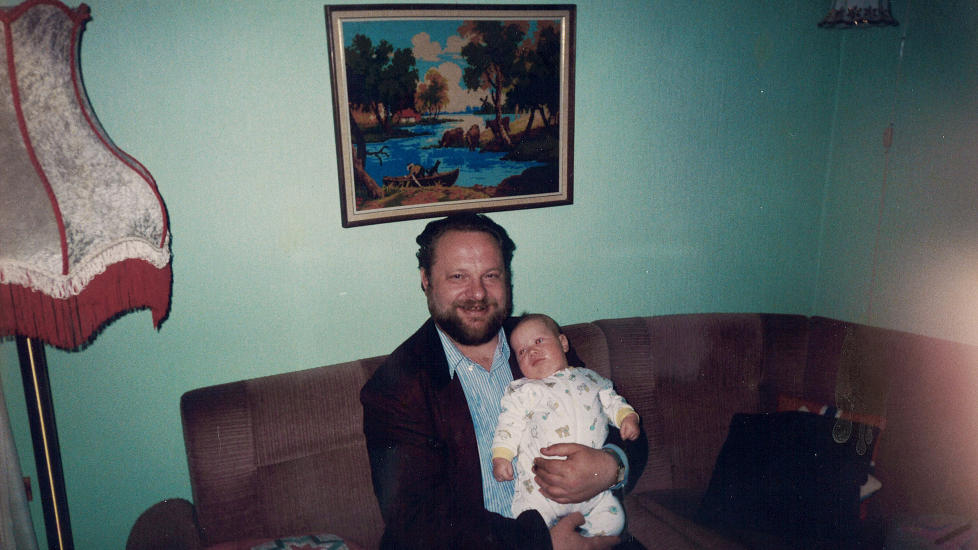 D�DE I BELTESENG: Ivar Kjell Granberg var sv�rt knyttet til familien sin. Her er han avbildet med Sebastian, s�nnen til s�steren Gunn-Karin Lorentsen som i dag er 17 �r, i 1996. Foto: Privat