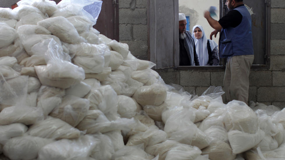 M� DELE: &mdash;For at et lite land som Norge fortsatt skal kunne f�re en ambisi�s, internasjonal politikk der vi bidrar i kampen mot fattigdom, m� vi dele av v�r rikdom, skriver artikkelforfatterne. Foto: Mahmud Hams / AFP / NTB Scanpix