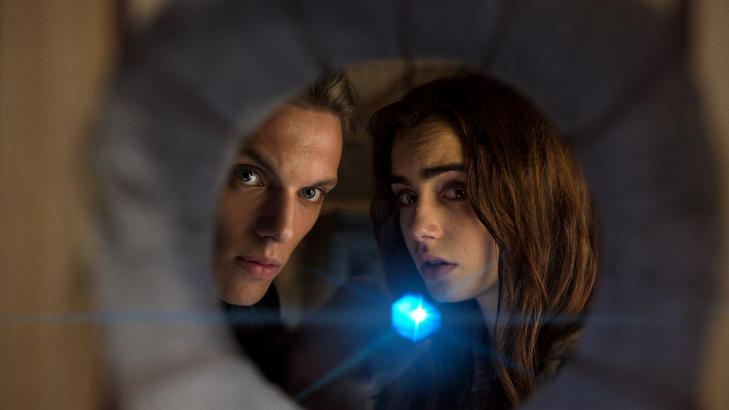 Demonjegere: Jace Wayland ( Jamie Campbell Bower) og Clary Fray (Lilly Collins) m� h�ndtere demoner av den ubehagelige sorten i Zwart-regisserte �The Mortal Instruments: Demonenes by�. Foto: Rafy / Constantin Film International / GmbH / Unique Features (TMI) Inc