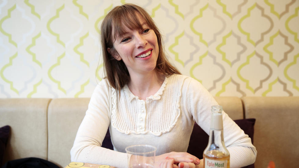 FORFATTERDEBUT:  Viktoria Lindberg ser et merkelig sinne mot kaffe latt�-m�drene som triller i flokk og ammer offentlig. - Jeg forst�r ikke helt hvor denne aggresjonen kommer fra. Bare si ordet �mammablogg� og folk ser omtrent r�dt, ler hun. Foto: Cornelius Poppe / NTB scanpix