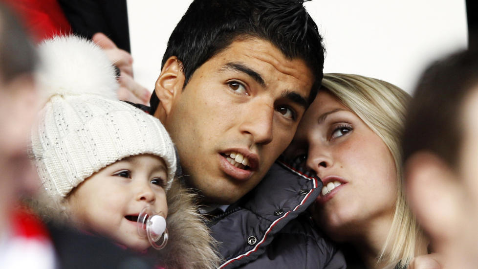 BER MANNEN SKJERPE SEG: Luis Suarez har f�tt beskjed av sin kone Sofia om � forandre oppf�rsel p� banen. Her er paret med sin datter Delfina. Foto: REUTERS/Darren Staples/NTB scanpix