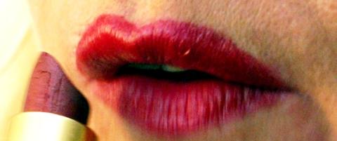 Vil forby flyvertinnene � bruke r�d leppestift p� jobb