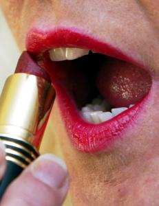 Vil forby flyvertinnene � bruke r�d leppestift p� jobb