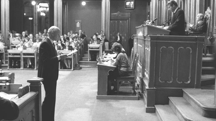 POLITISK DRAMA: Willoch-regjeringen i regjeringskrise. Regjeringen stilte  kabinettsp�rsm�l p� saken om innstramninger og �kning av bensinavgiften.  Her Fremskrittspartiets formann Carl I. Hagen p� Stortingets talerstol mens statsminister K�re Willoch venter p� ordet. Foto: Henrik Laurvik NTB / Scanpix