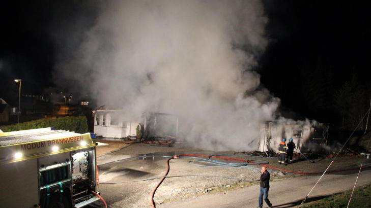 V�KNET 01.50 NATT TIL 1. MAI:  Alle de sju beboerne kom seg ut av det brennende huset i Vikersund. Foto: Ole Chr. Nordby, Eikerfoto.